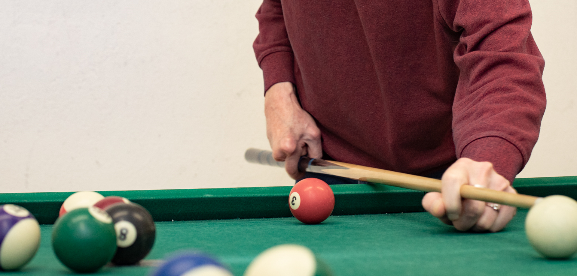 Eine leistungsberechtigte Personen beim Billiard.