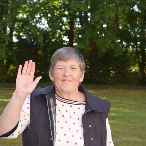 Eine leistungsberechtigte Person im Garten der TaBeA.