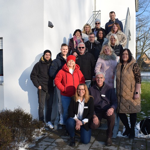 Eine Gruppe an Menschen auf einer Treppe.