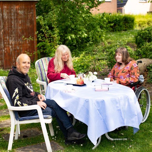 Drei leistungsberechtigte Personen beim Kaffee im Garten in Geseke.