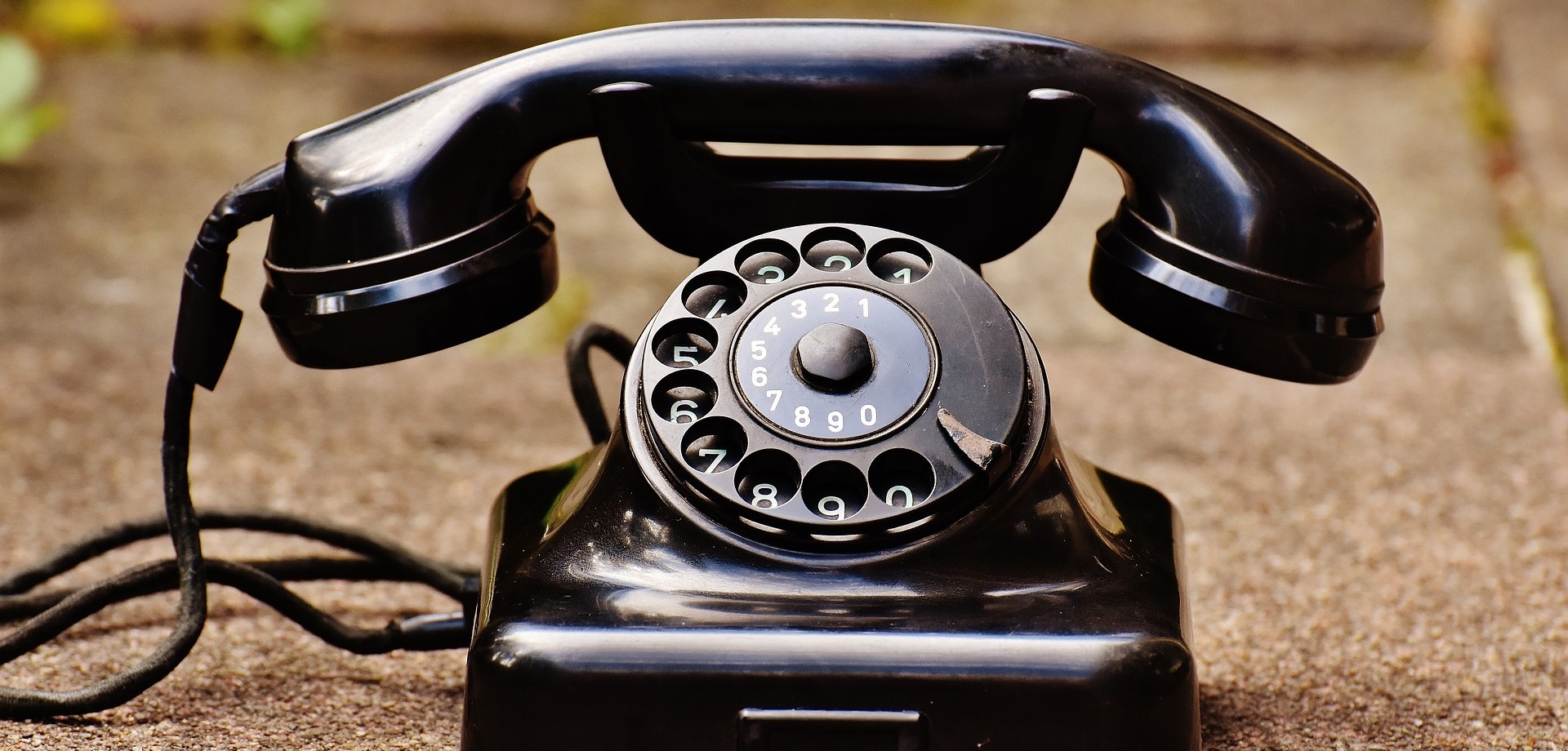 Ein altes schwarzes Wählscheibentelefon. Bild: pixabay