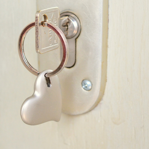 Ein Schlüssel mit Herzanhänger im Türschloss. Bild: pixabay