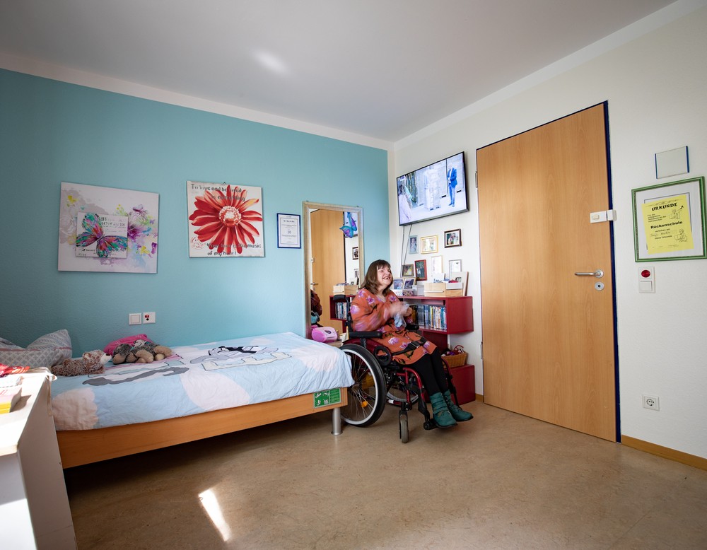 Freundliches, helles Zimmer mit Bett und Schreibtisch im Wohnhaus Geseke.